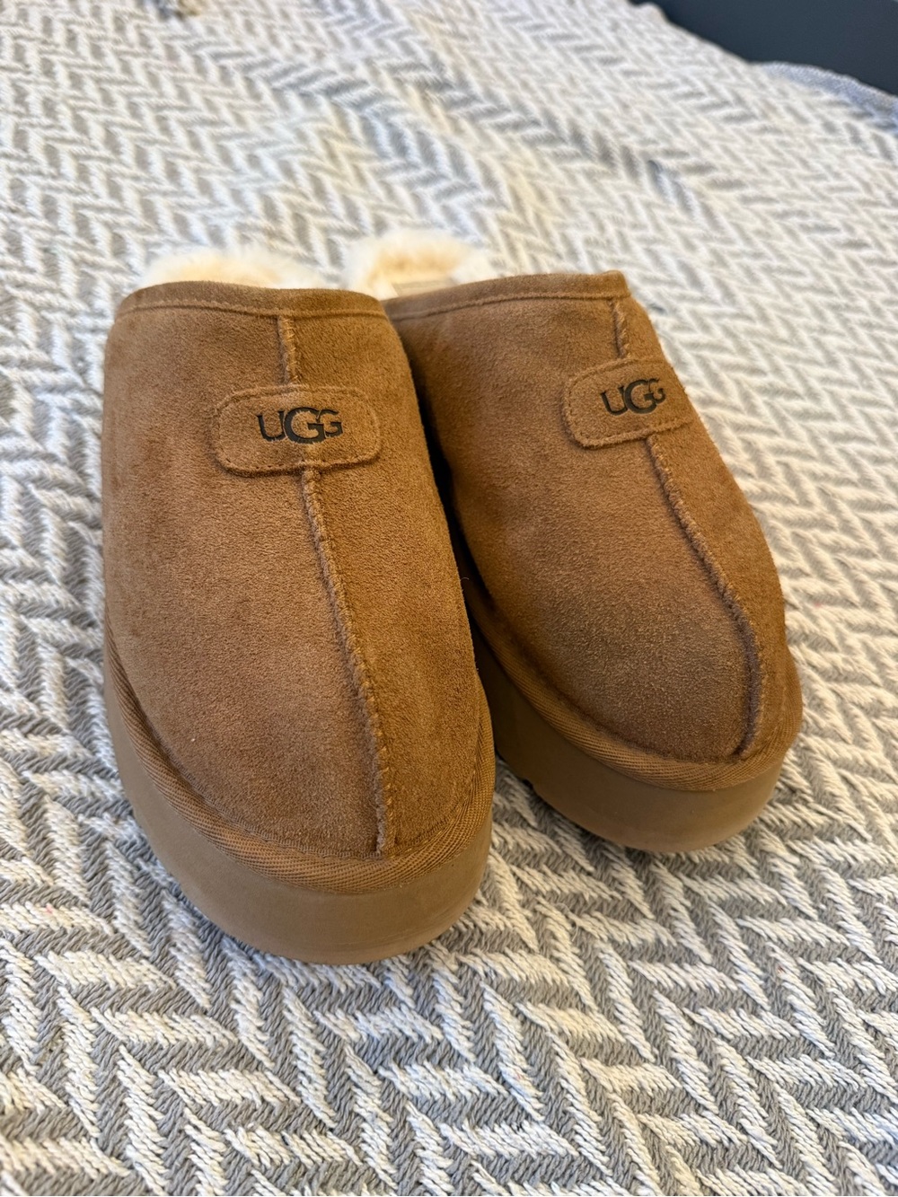 UGG Women's Chestnut Suede Slip-On Clog Mules NWOT size 8